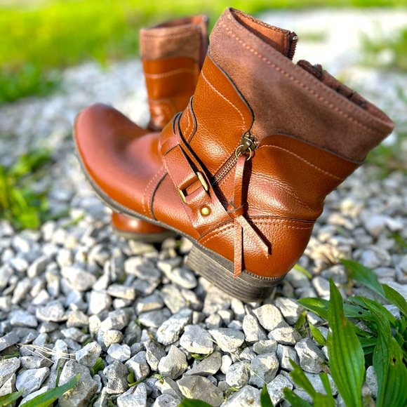 Clarks Shoes - Clarks brown leather side zip boots